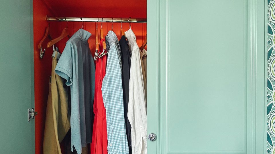 По этикету этот аксессуар носить запрещено: только выбросите на ветер деньги