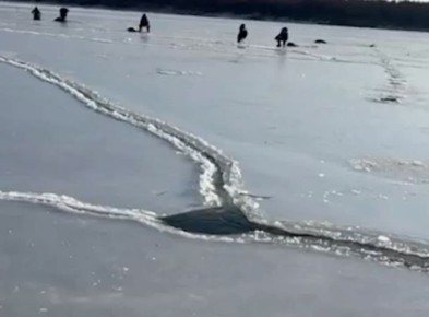 «Смельчаки» ловят рыбу, находясь на потрескавшемся льду у села Дюанка