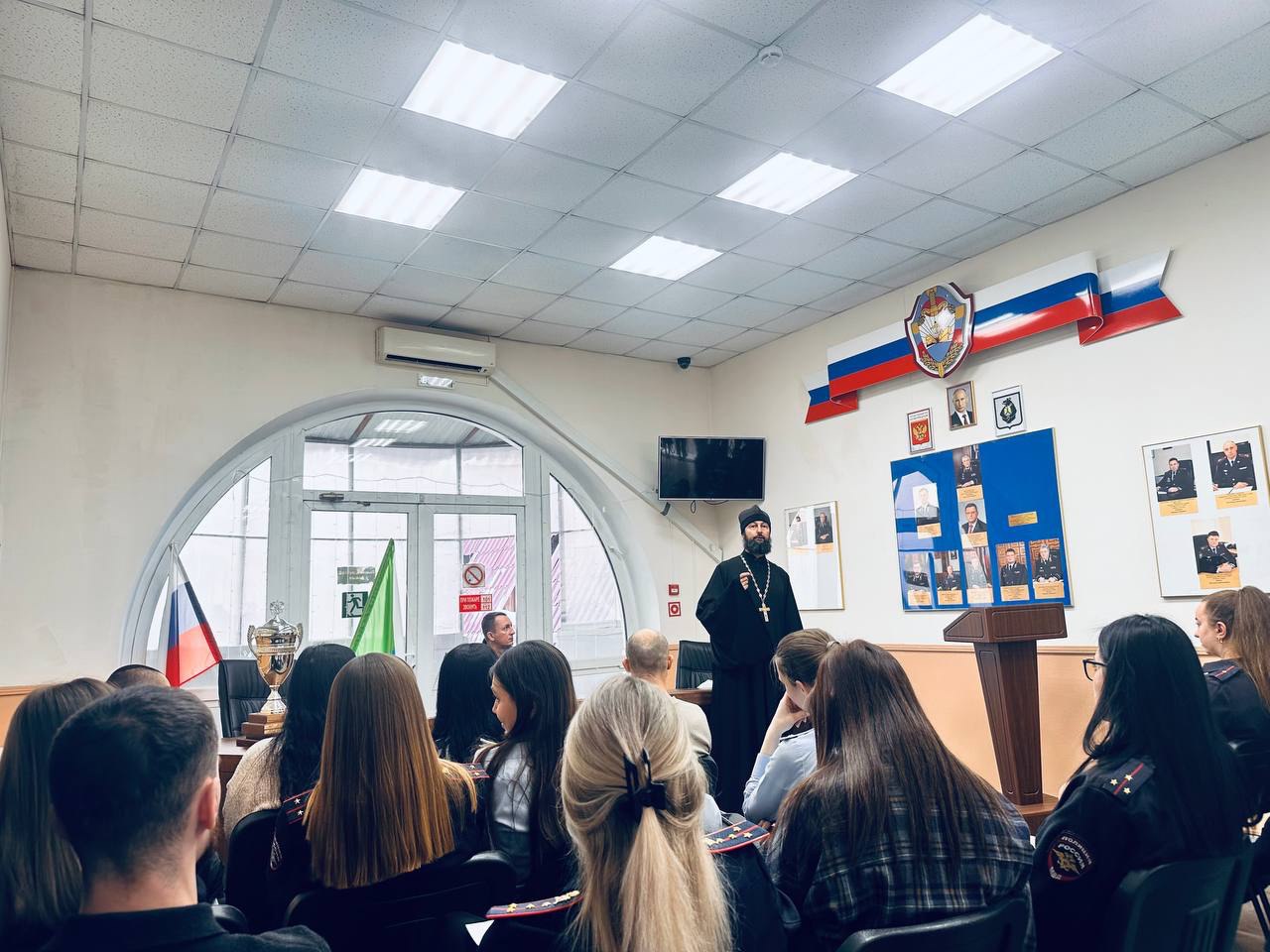 В Хабаровской транспортной полиции прошла лекция об основах православия В Хабаровской транспортной полиции прошла лекция об основах православия