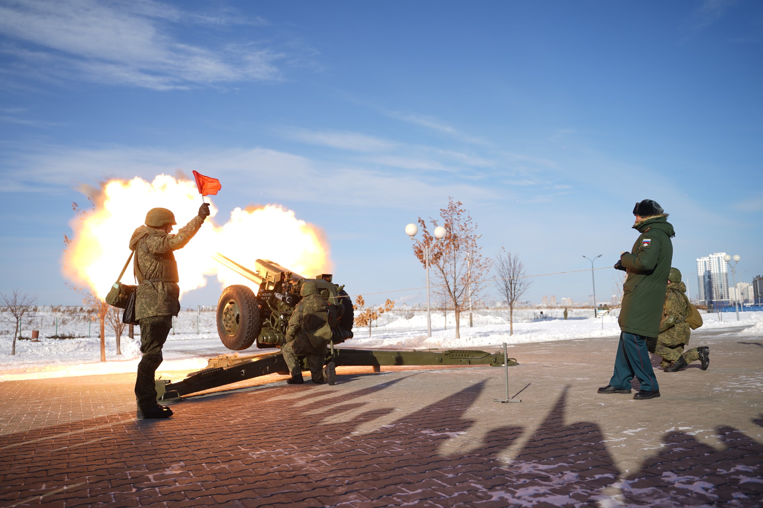 В День героев Отечества в Хабаровске звучал не просто полуденный выстрел — звучал голос подвига В День героев Отечества в Хабаровске звучал не просто полуденный выстрел — звучал голос подвига