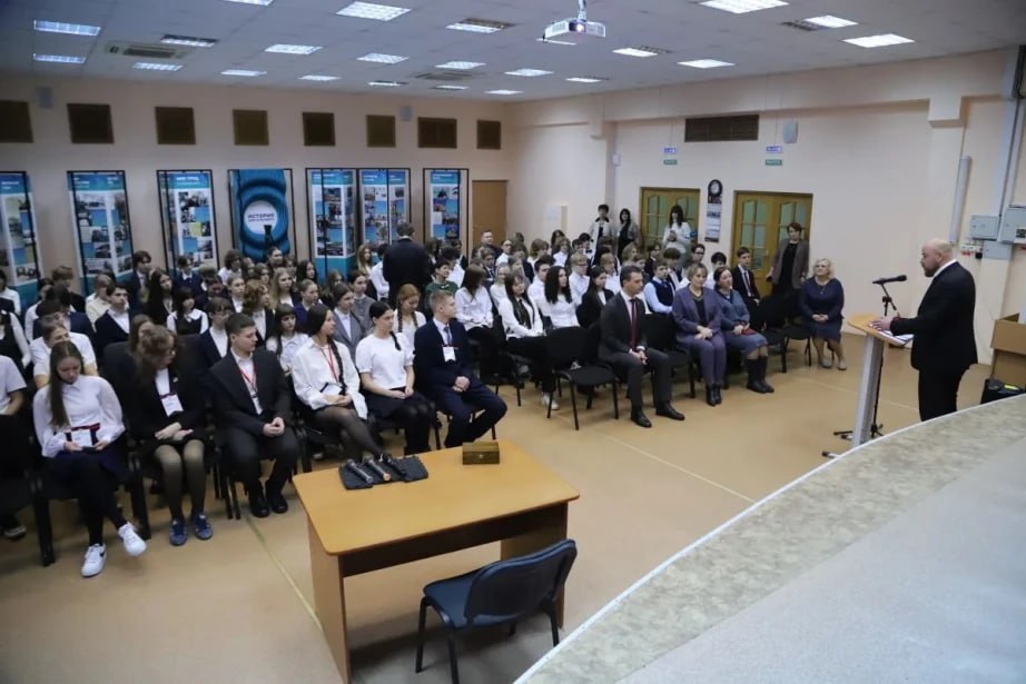 Учебная неделя в школах и техникумах Хабаровского края началась с разговоров о Героях Отечества Учебная неделя в школах и техникумах Хабаровского края началась с разговоров о Героях Отечества