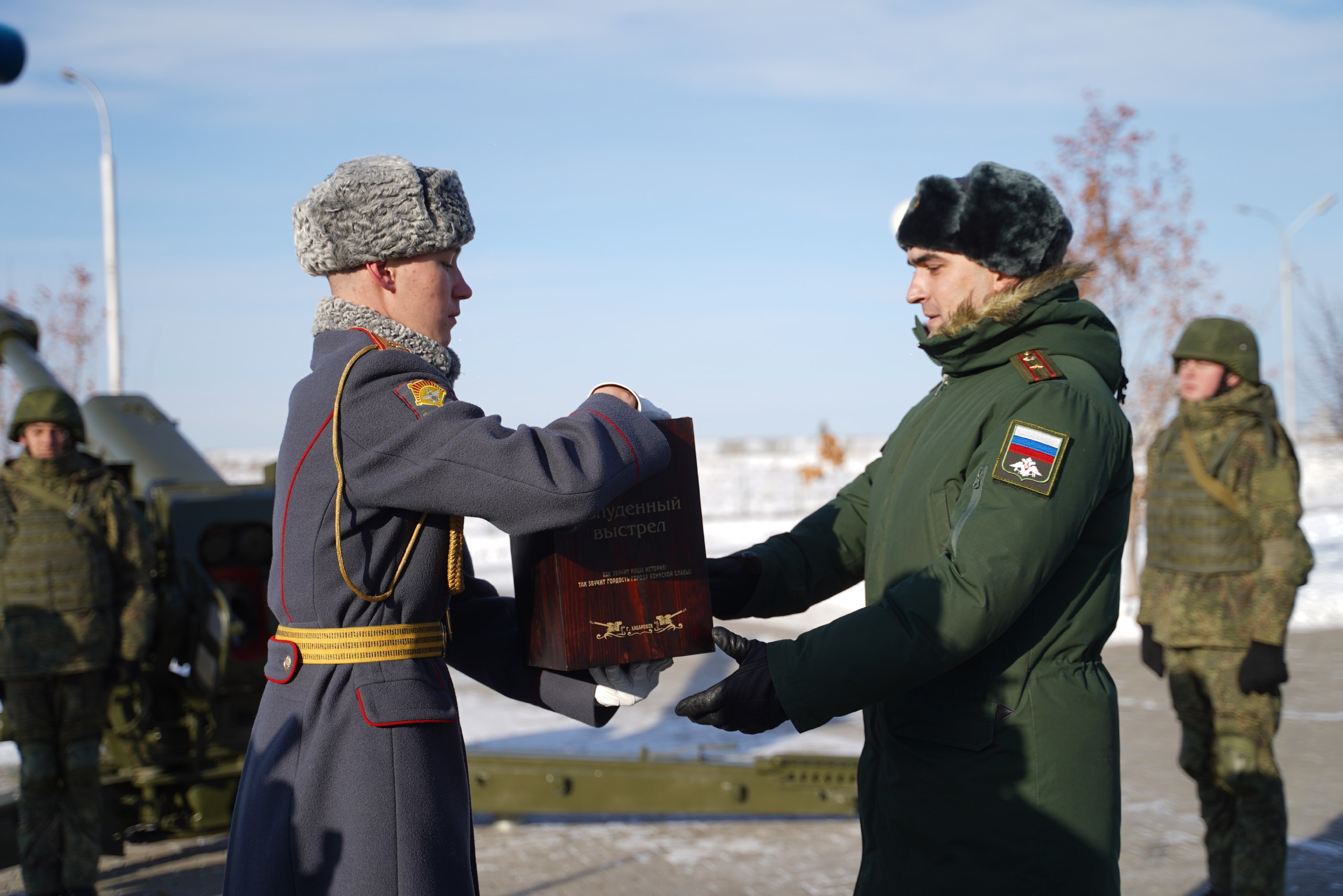 В День героев Отечества в Хабаровске звучал не просто полуденный выстрел — звучал голос подвига В День героев Отечества в Хабаровске звучал не просто полуденный выстрел — звучал голос подвига