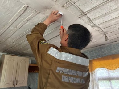 Пожарные извещатели устанавливают в домах жителей Хабаровского края