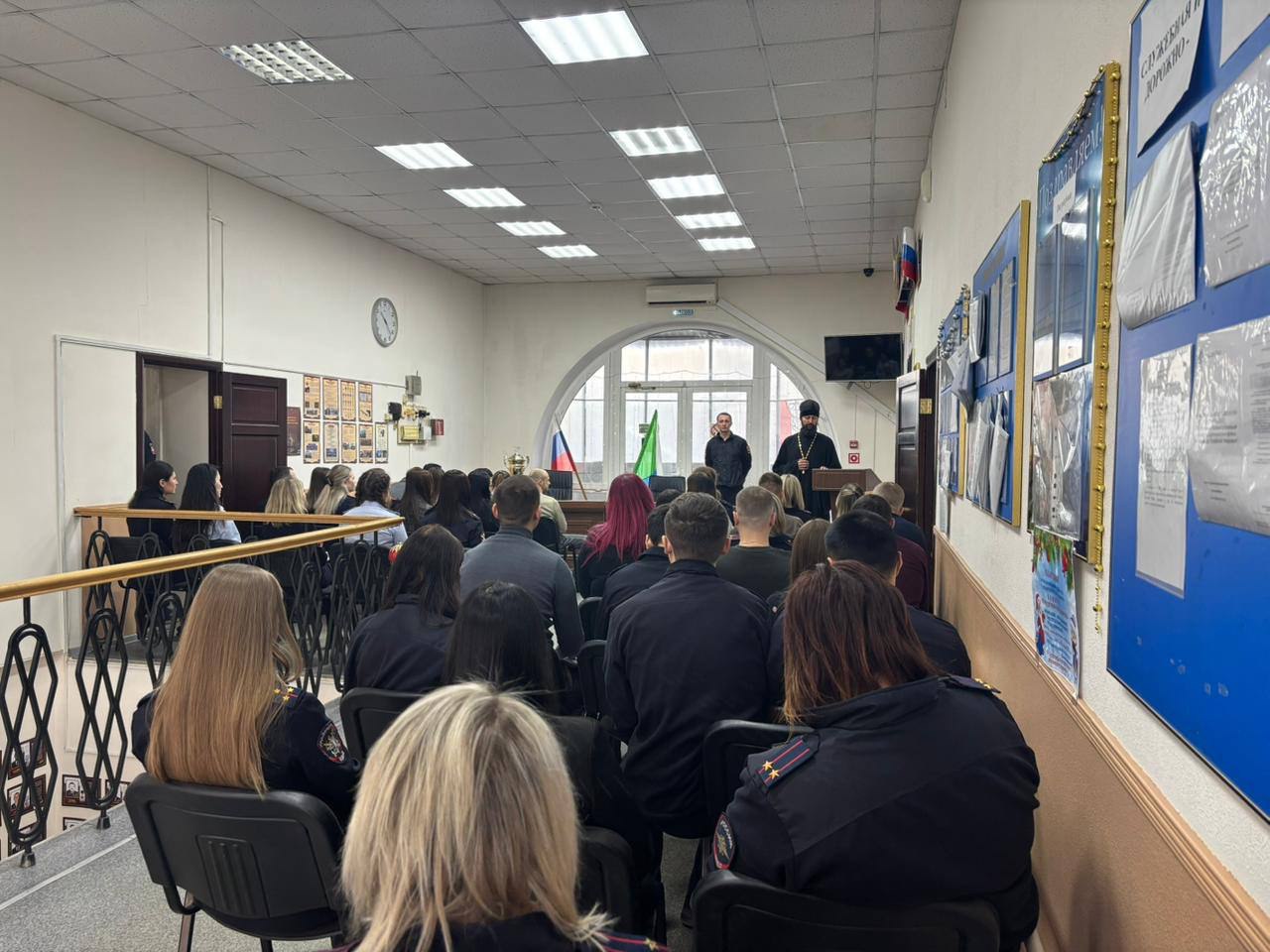 В Хабаровской транспортной полиции прошла лекция об основах православия В Хабаровской транспортной полиции прошла лекция об основах православия