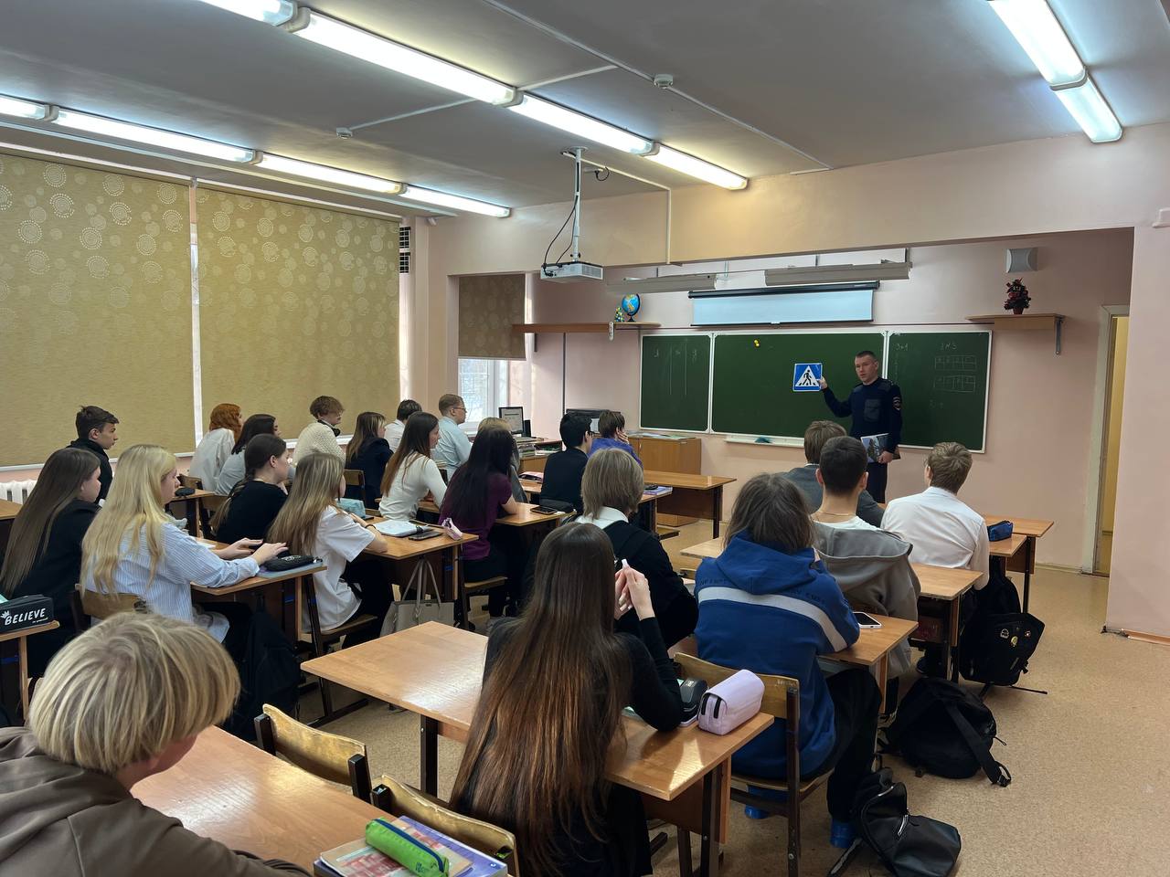 Сотрудник Госавтоинспекции города Хабаровска провел профориентационную беседу в МАОУ СОШ 77 Сотрудник Госавтоинспекции города Хабаровска провел профориентационную беседу в МАОУ СОШ 77