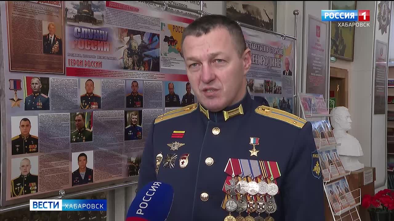 «Адреналин! Незабываемые чувства!»: в Хабаровске Герой России передал свой опыт парашютистам ВВО