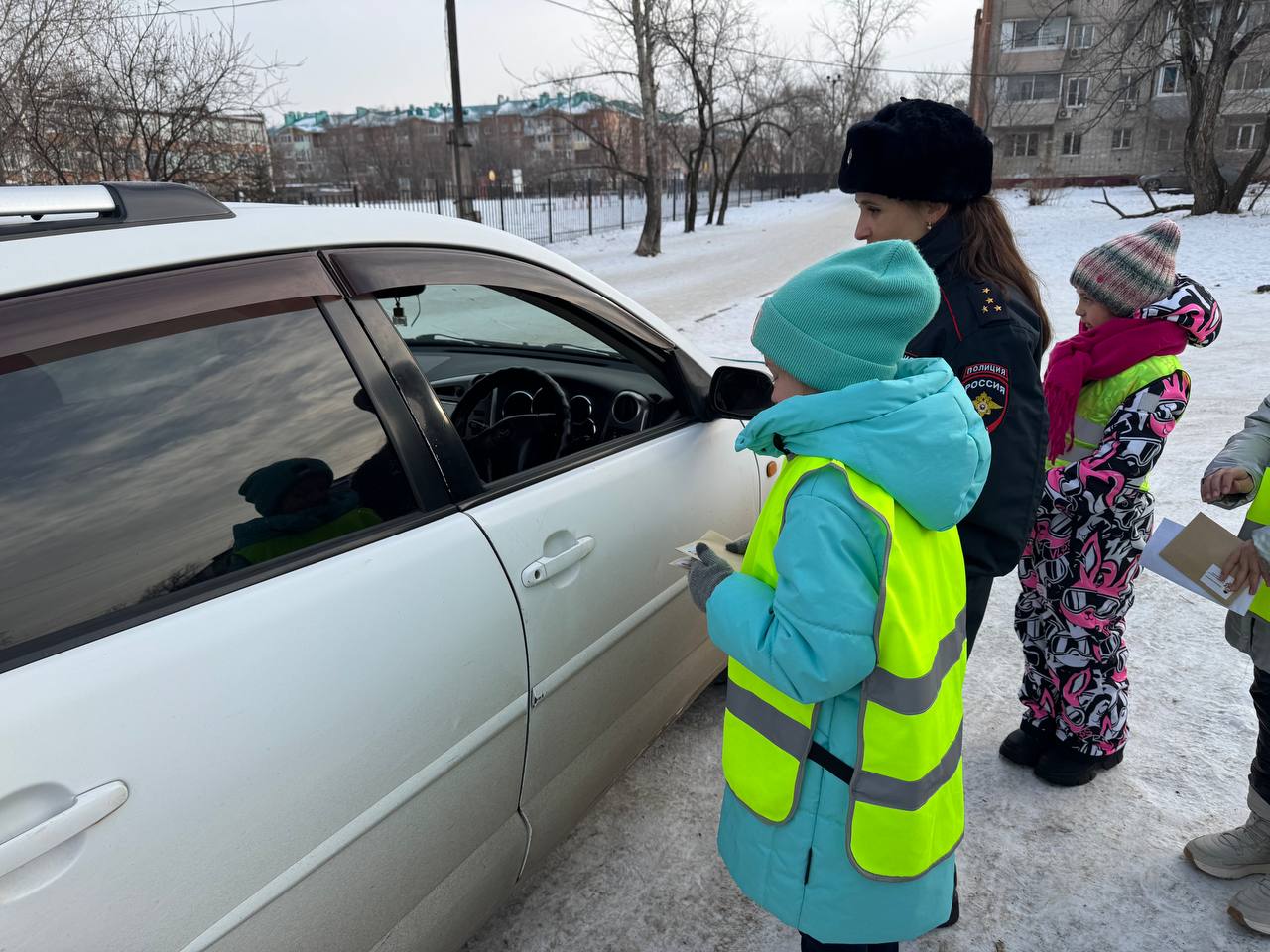 Сотрудники Госавтоинспекции г. Хабаровска провели профилактическую акцию «Письмо водителю» Дорожные полицейские совместно с учениками МБОУ лицей «Ритм» обратились к автолюбителям с просьбой соблюдать Правила дорожного... Сотрудники Госавтоинспекции г. Хабаровска провели профилактическую акцию «Письмо водителю» Дорожные полицейские совместно с учениками МБОУ лицей «Ритм» обратились к автолюбителям с просьбой соблюдать Правила дорожного...
