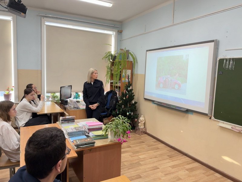 Профессия с характером: встреча полицейских со школьниками в Вяземском районе Профессия с характером: встреча полицейских со школьниками в Вяземском районе