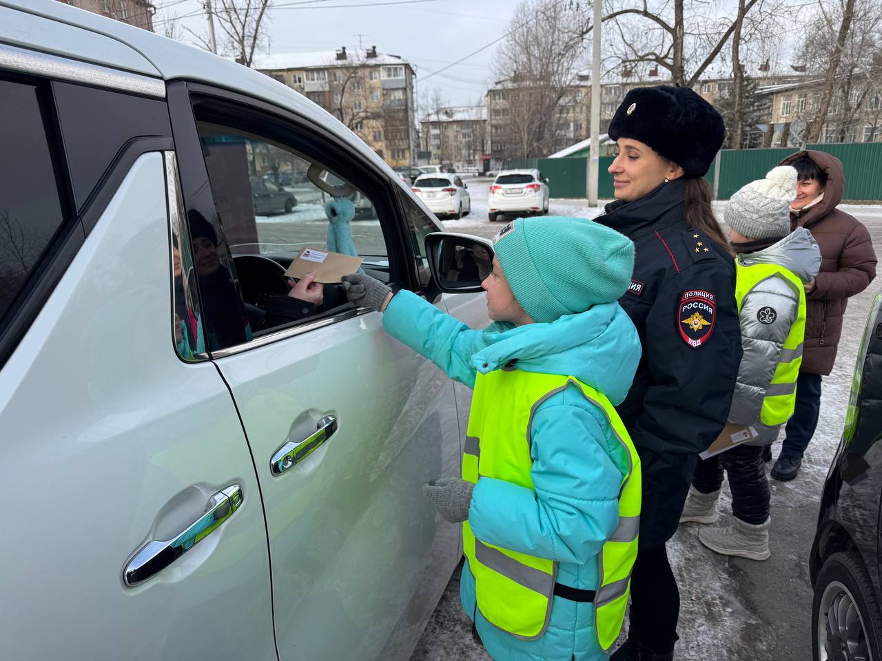 Сотрудники Госавтоинспекции г. Хабаровска провели профилактическую акцию «Письмо водителю» Дорожные полицейские совместно с учениками МБОУ лицей «Ритм» обратились к автолюбителям с просьбой соблюдать Правила дорожного... Сотрудники Госавтоинспекции г. Хабаровска провели профилактическую акцию «Письмо водителю» Дорожные полицейские совместно с учениками МБОУ лицей «Ритм» обратились к автолюбителям с просьбой соблюдать Правила дорожного...