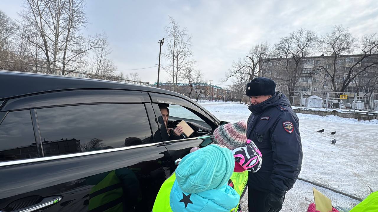 Сотрудники Госавтоинспекции г. Хабаровска провели профилактическую акцию «Письмо водителю» Дорожные полицейские совместно с учениками МБОУ лицей «Ритм» обратились к автолюбителям с просьбой соблюдать Правила дорожного...