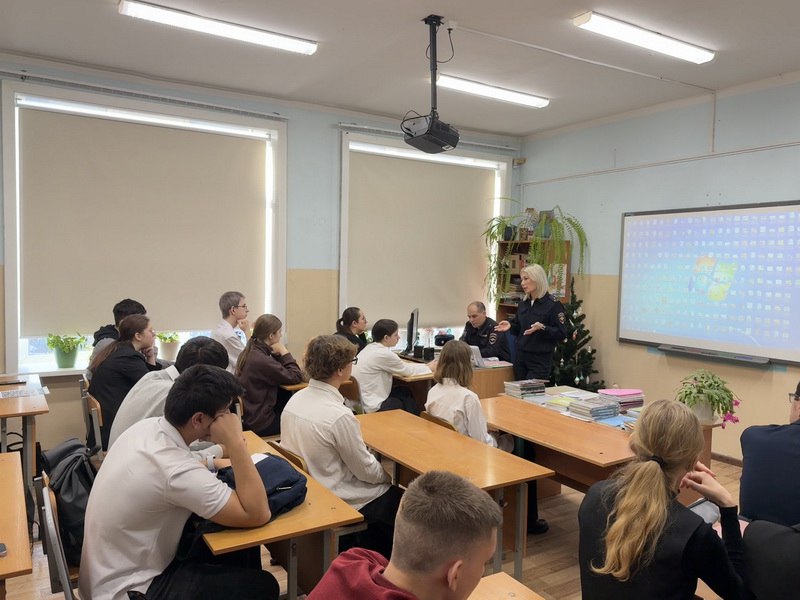 Профессия с характером: встреча полицейских со школьниками в Вяземском районе Профессия с характером: встреча полицейских со школьниками в Вяземском районе
