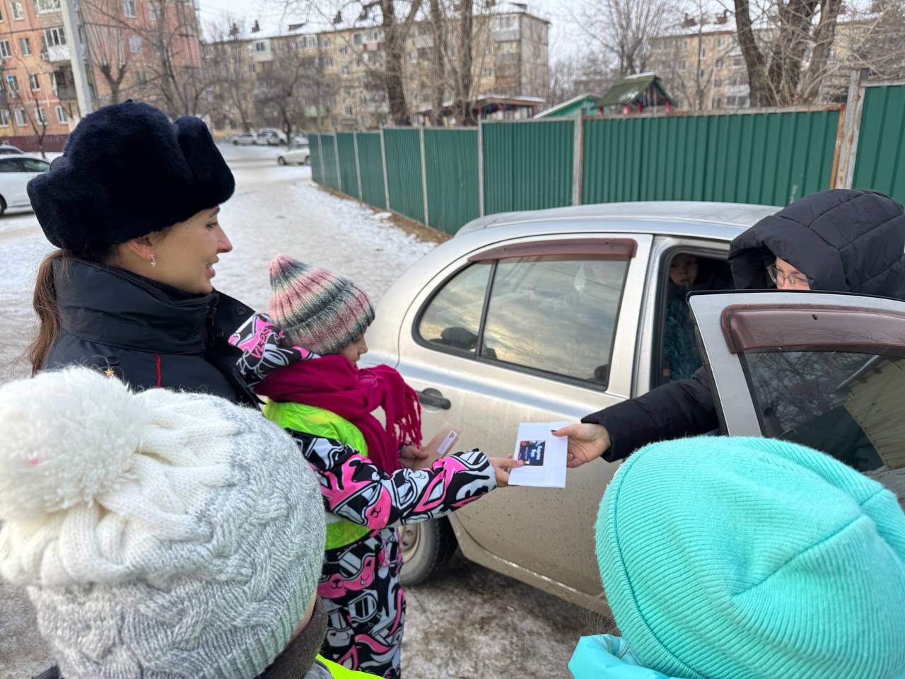 Сотрудники Госавтоинспекции г. Хабаровска провели профилактическую акцию «Письмо водителю» Дорожные полицейские совместно с учениками МБОУ лицей «Ритм» обратились к автолюбителям с просьбой соблюдать Правила дорожного... Сотрудники Госавтоинспекции г. Хабаровска провели профилактическую акцию «Письмо водителю» Дорожные полицейские совместно с учениками МБОУ лицей «Ритм» обратились к автолюбителям с просьбой соблюдать Правила дорожного...