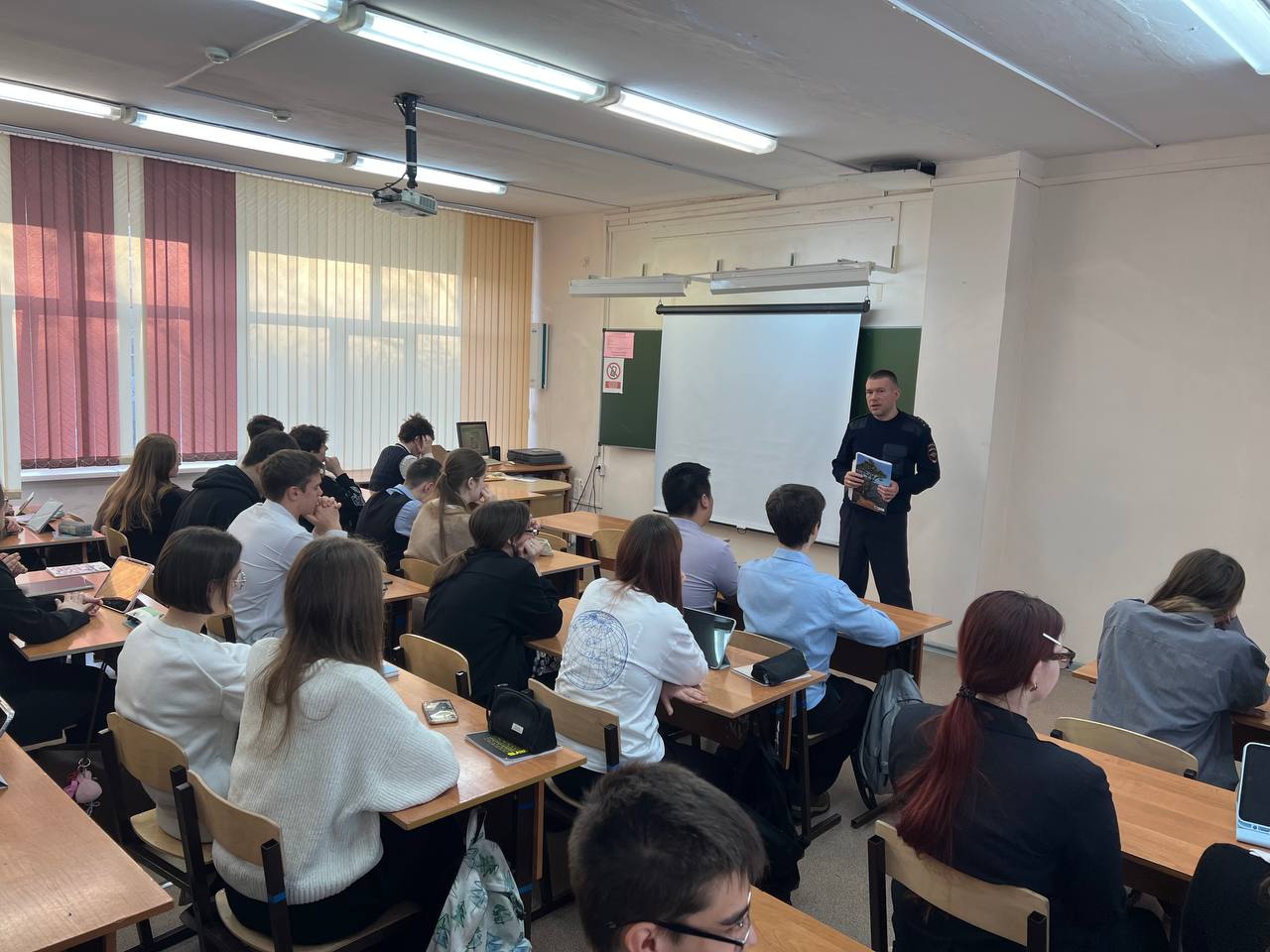 Сотрудник Госавтоинспекции города Хабаровска провел профориентационную беседу в МАОУ СОШ 77