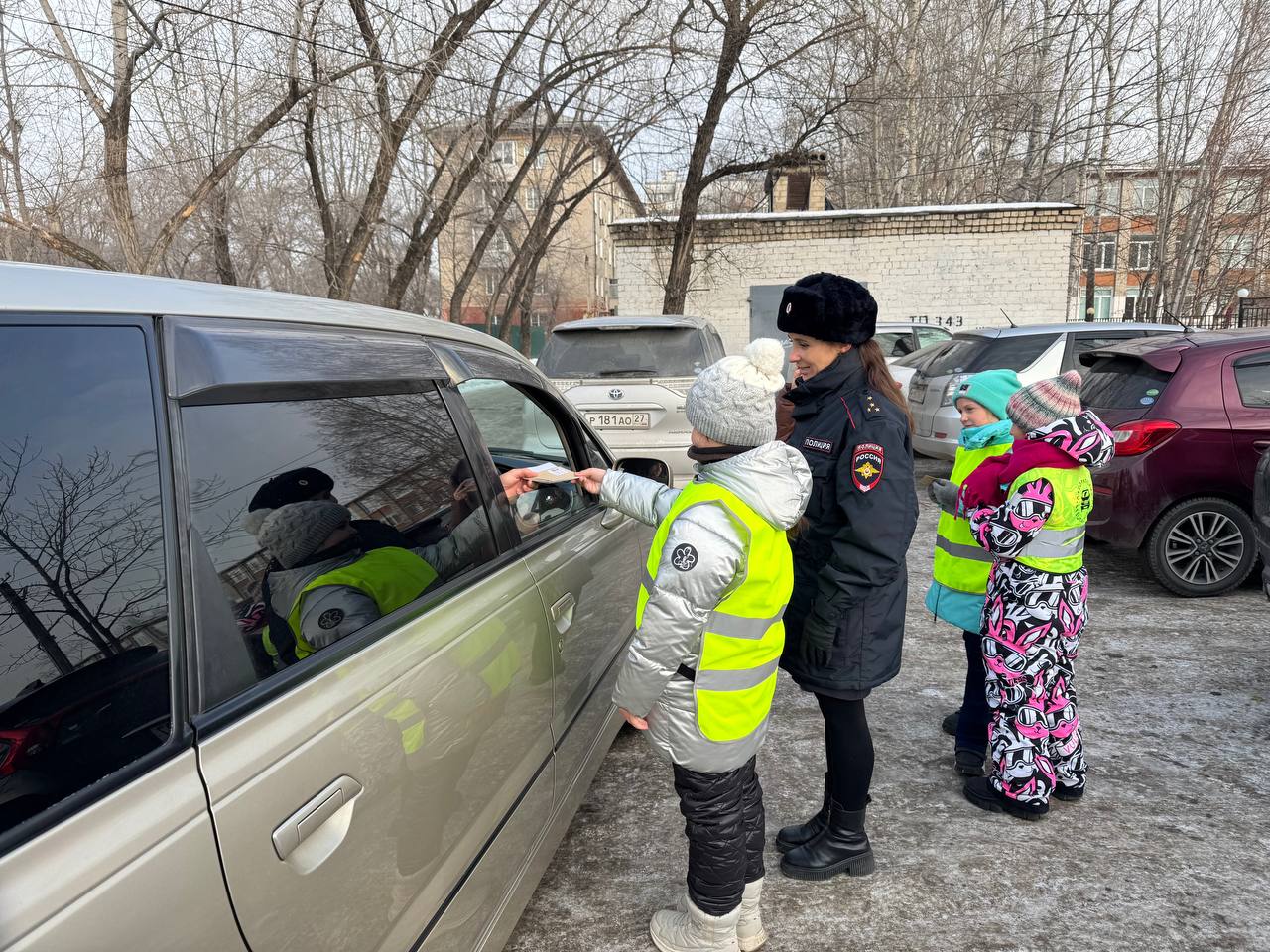 Сотрудники Госавтоинспекции г. Хабаровска провели профилактическую акцию «Письмо водителю» Дорожные полицейские совместно с учениками МБОУ лицей «Ритм» обратились к автолюбителям с просьбой соблюдать Правила дорожного... Сотрудники Госавтоинспекции г. Хабаровска провели профилактическую акцию «Письмо водителю» Дорожные полицейские совместно с учениками МБОУ лицей «Ритм» обратились к автолюбителям с просьбой соблюдать Правила дорожного...