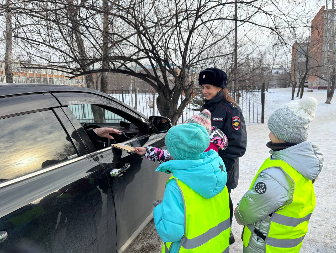 Сотрудники Госавтоинспекции г. Хабаровска провели профилактическую акцию «Письмо водителю» Дорожные полицейские совместно с учениками МБОУ лицей «Ритм» обратились к автолюбителям с просьбой соблюдать Правила дорожного... Сотрудники Госавтоинспекции г. Хабаровска провели профилактическую акцию «Письмо водителю» Дорожные полицейские совместно с учениками МБОУ лицей «Ритм» обратились к автолюбителям с просьбой соблюдать Правила дорожного...