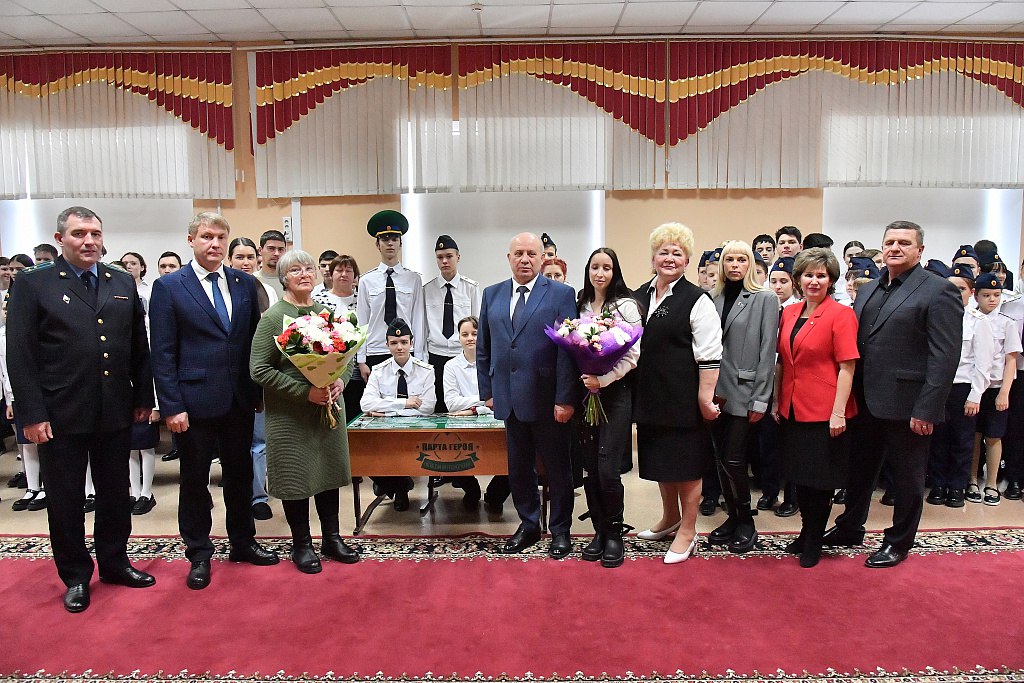 «Парту Героя» в школе № 39 открыли в честь выпускника-участника СВО Ивана Владимировича Тюменцева «Парту Героя» в школе № 39 открыли в честь выпускника-участника СВО Ивана Владимировича Тюменцева