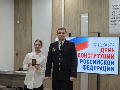 Накануне Дня Конституции Российской Федерации начальник городской полиции торжественно вручил юным хабаровчанам паспорта