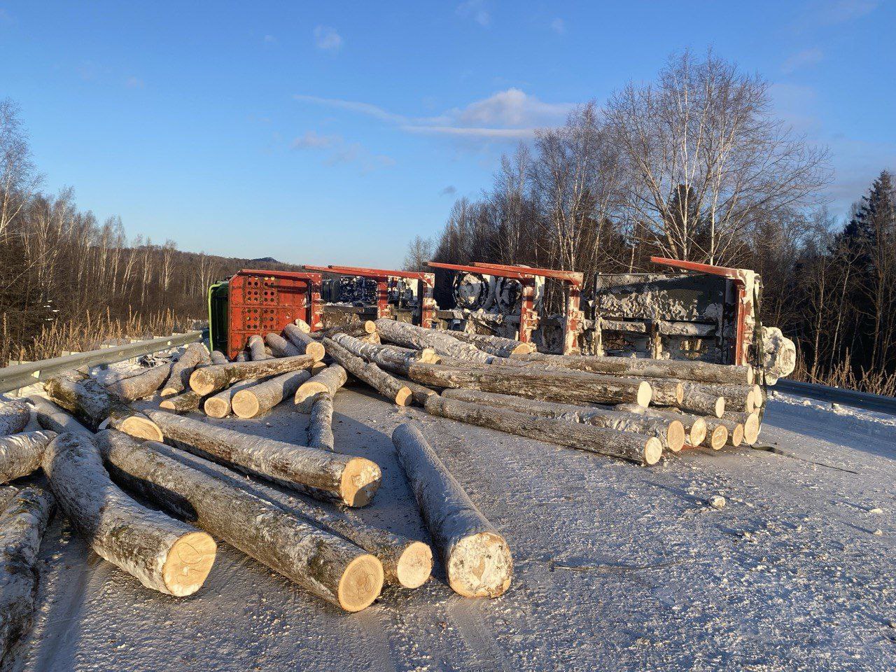 Водитель лесовоза погиб в ДТП в районе имени Лазо