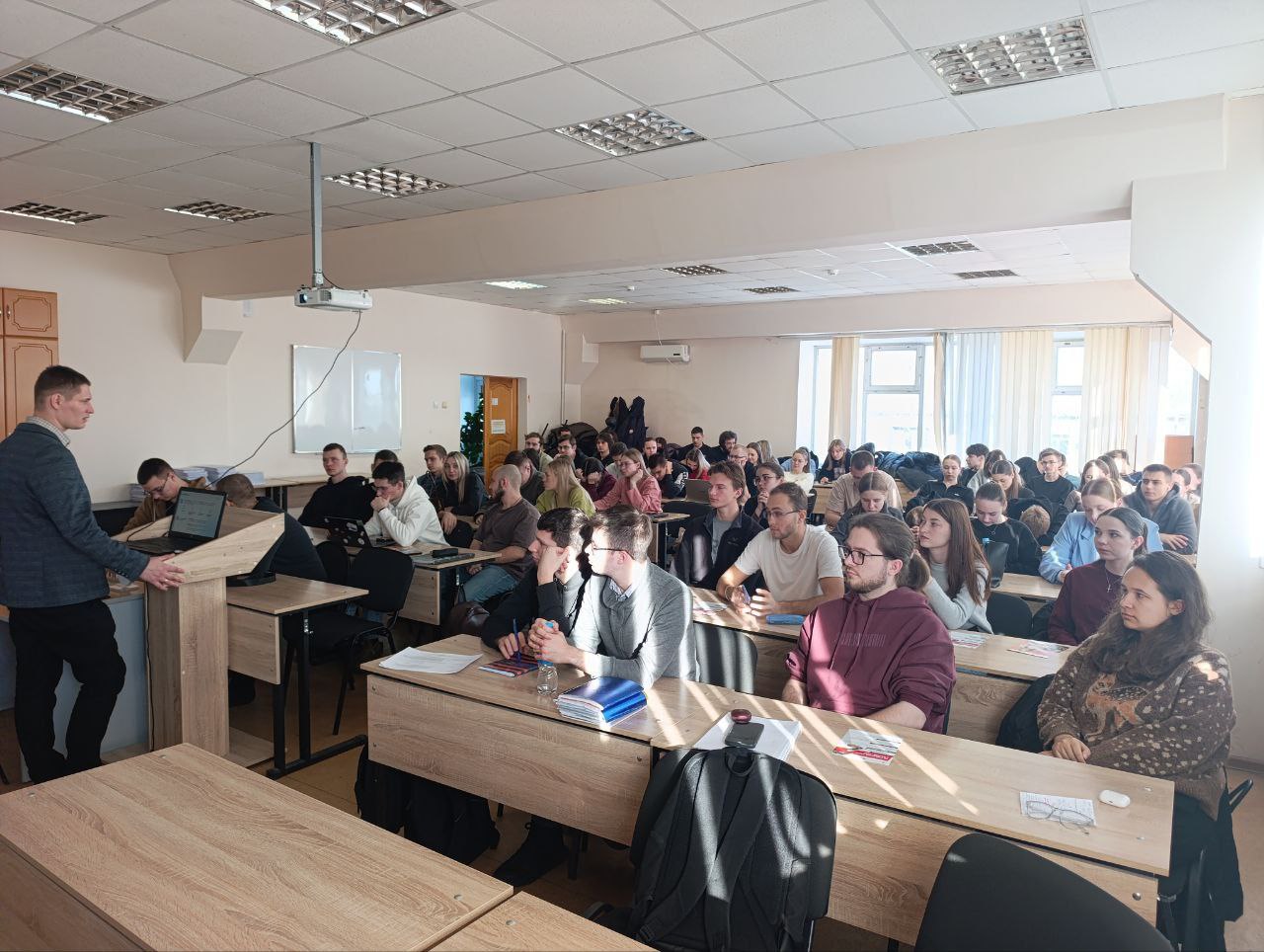 В Хабаровске представители городской полиции и Банка России провели для студентов вуза цикл лекций о новых видах дистанционного мошенничества В Хабаровске представители городской полиции и Банка России провели для студентов вуза цикл лекций о новых видах дистанционного мошенничества