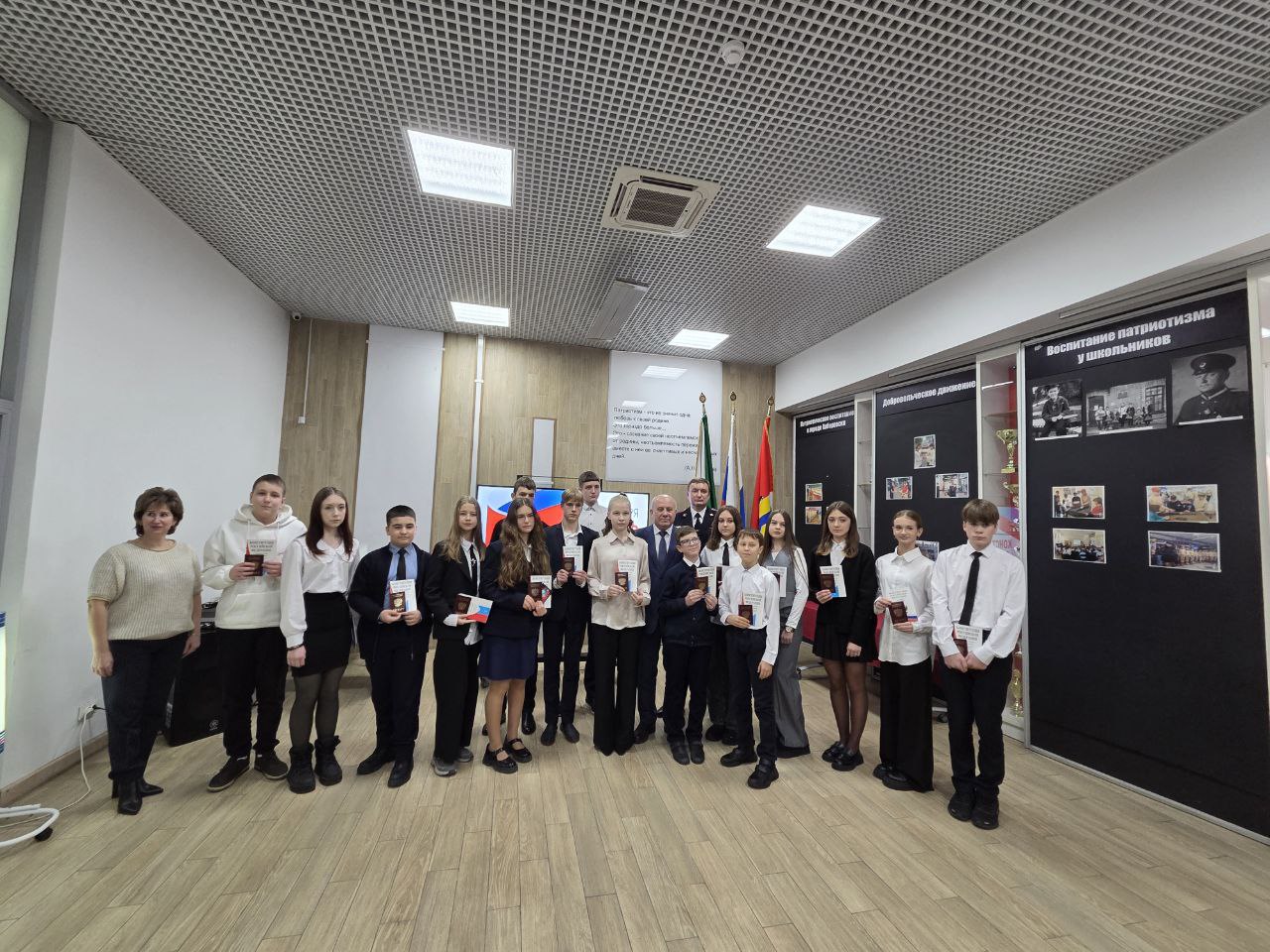 Накануне Дня Конституции Российской Федерации начальник городской полиции торжественно вручил юным хабаровчанам паспорта Накануне Дня Конституции Российской Федерации начальник городской полиции торжественно вручил юным хабаровчанам паспорта