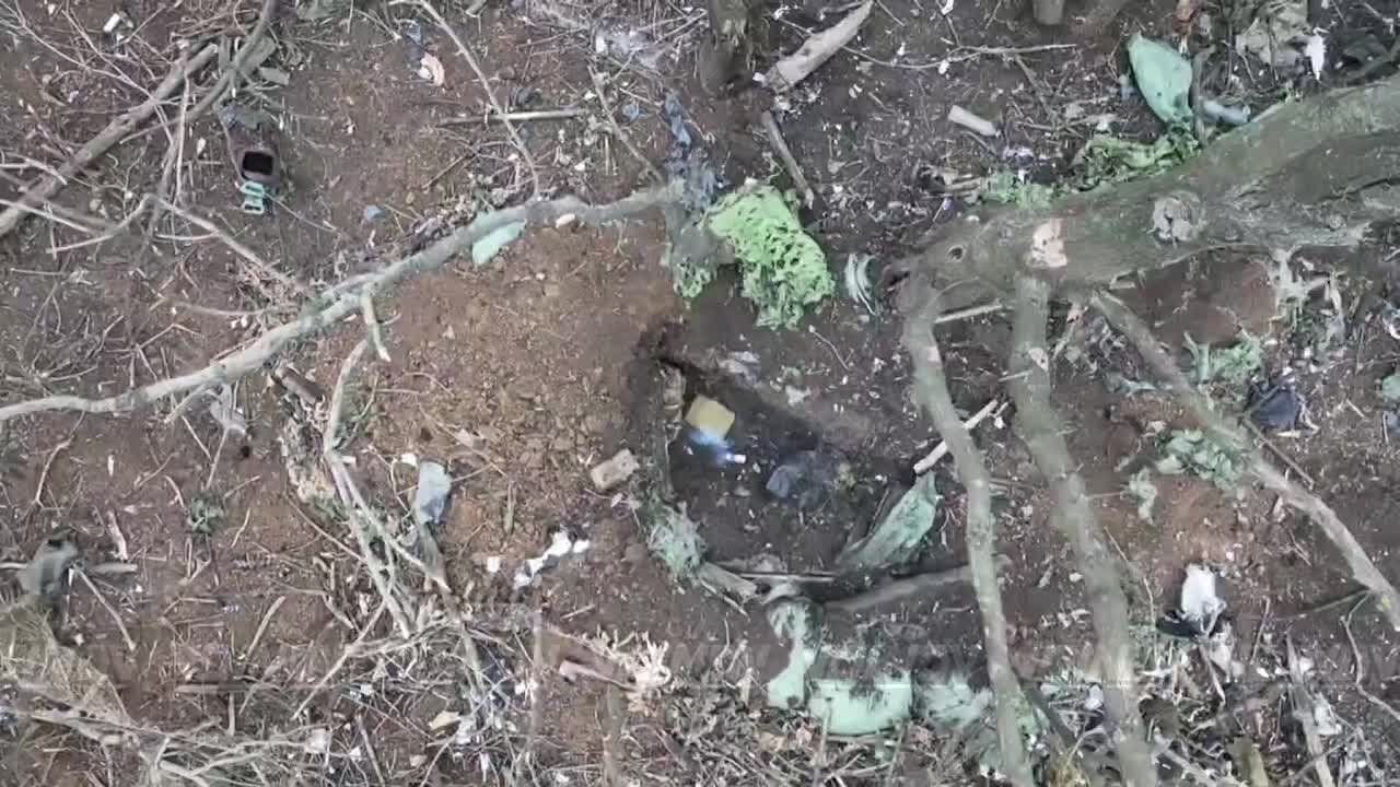 Оператор БПЛА 1472 гвардейского мотострелкового полка (сформирован в Хабаровске в период мобилизации) с позывным "Арбалет" из отряда "Алеппо" уничтожает живую силу противника в "лисьих норах" на Добропольском направлении...