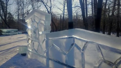 Ледовые блоки для скульптур завозят в хабаровский парк «Динамо»