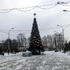 Новогодний городок в Железнодорожном районе почти готов! Рассказываем, что уже сделано