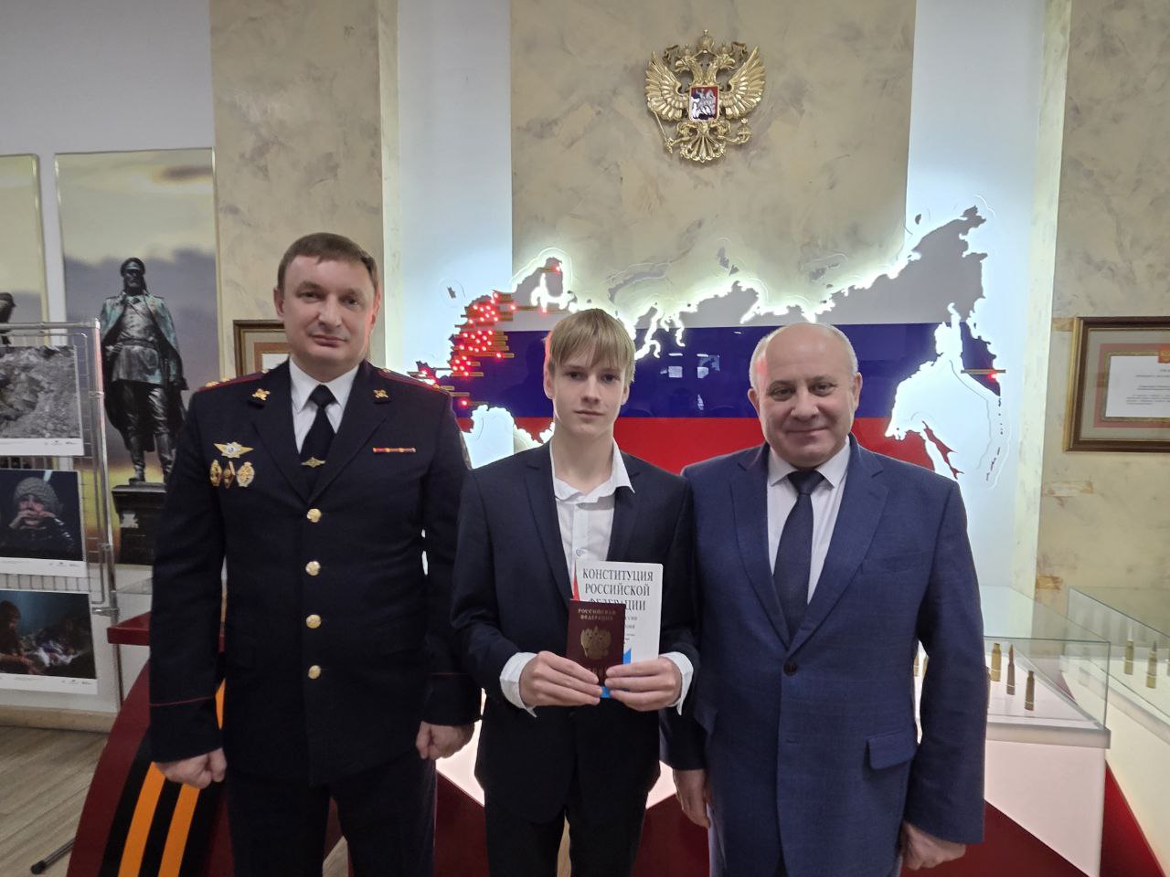 Накануне Дня Конституции Российской Федерации начальник городской полиции торжественно вручил юным хабаровчанам паспорта Накануне Дня Конституции Российской Федерации начальник городской полиции торжественно вручил юным хабаровчанам паспорта