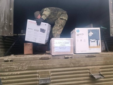 Хабаровский край передал новогодние подарки для детей из Дебальцево