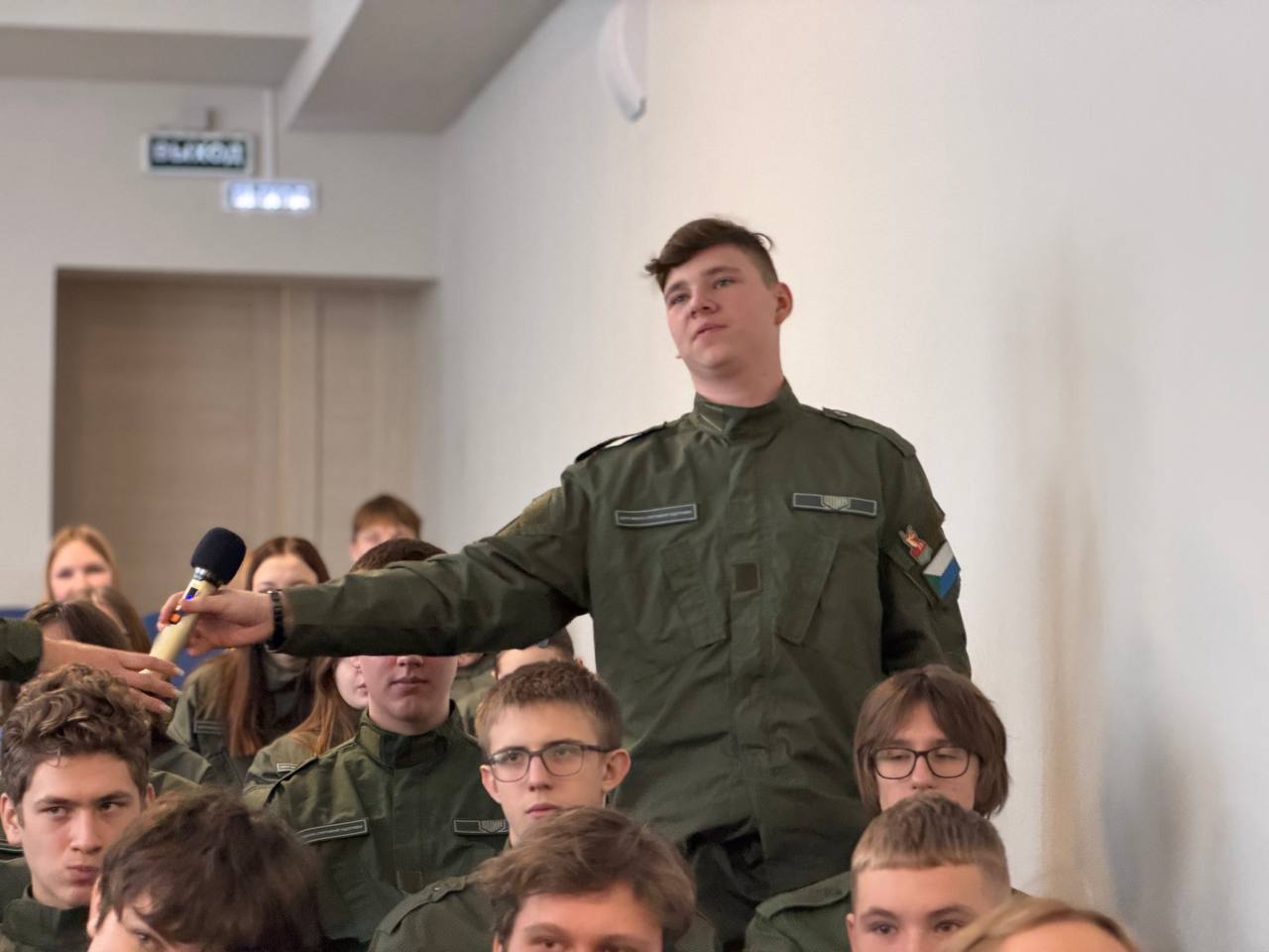 12 декабря, в День Конституции РФ, встретился с активной и неравнодушной молодёжью в Центре развития военно-спортивной подготовки и патриотического воспитания «Воин» 12 декабря, в День Конституции РФ, встретился с активной и неравнодушной молодёжью в Центре развития военно-спортивной подготовки и патриотического воспитания «Воин»