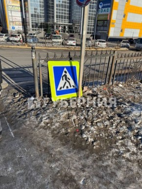 «Легкий» ветерок сорвал дорожный знак в районе «Кругосветки»