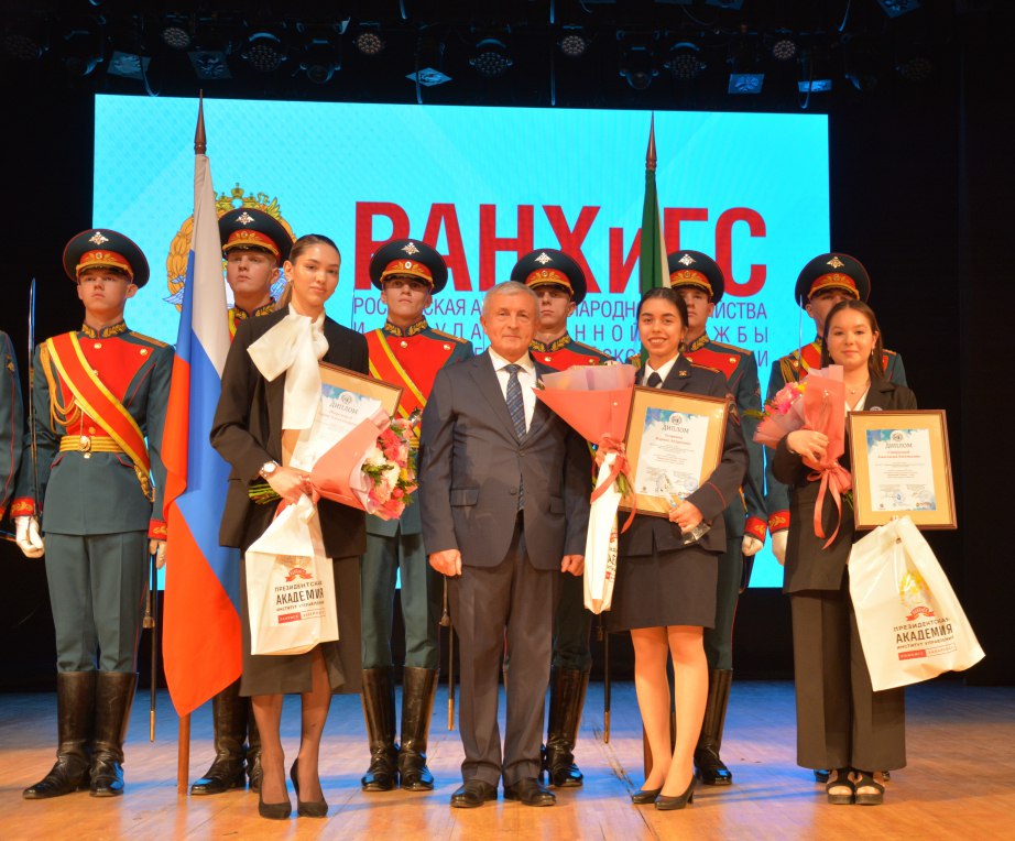 В Хабаровске отметили День Конституции РФ и Международный день прав человека В Хабаровске отметили День Конституции РФ и Международный день прав человека