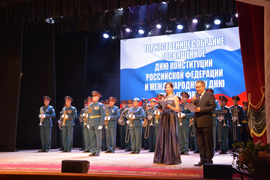 В Хабаровске отметили День Конституции РФ и Международный день прав человека В Хабаровске отметили День Конституции РФ и Международный день прав человека