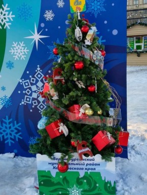 Ёлки районов и округов Хабаровского края украсили площадь Ленина