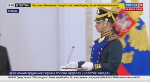 Президент России Владимир Путин вручил командующему группировкой войск «Восток» Андрею Иванаеву медаль «Золотая Звезда»