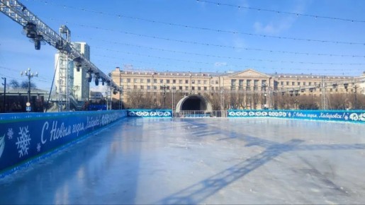 На площади имени Ленина в Хабаровске начали финальную заливку катка