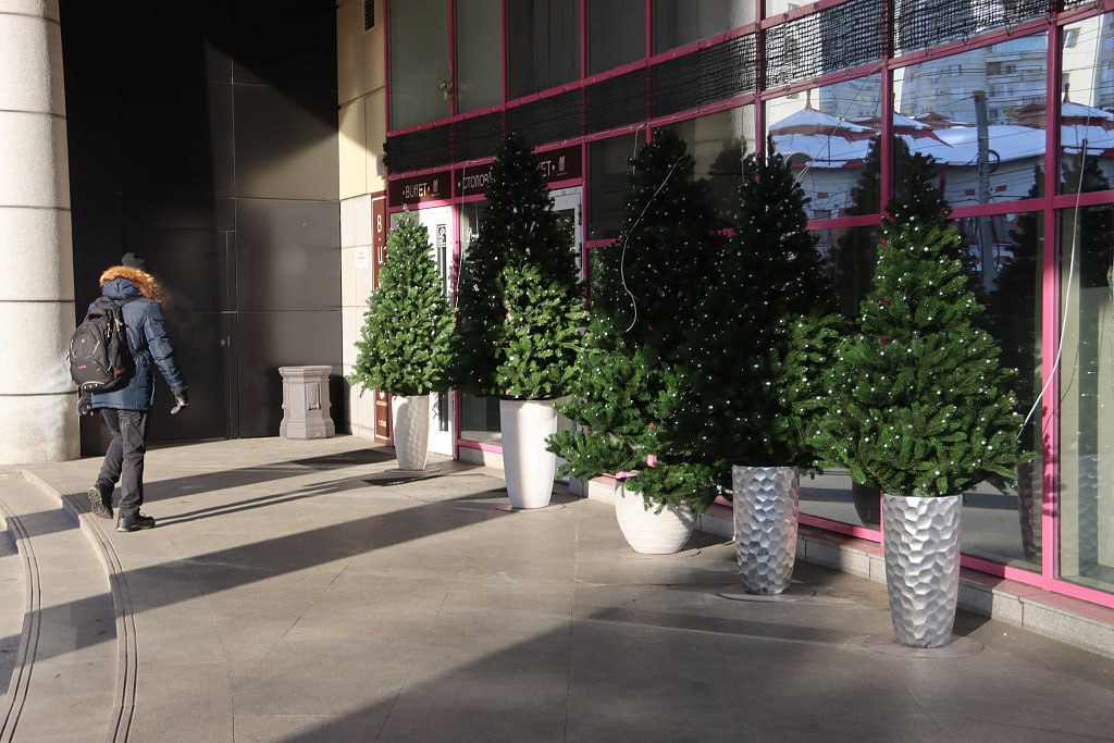 Торговые площадки Хабаровска продолжают украшать к Новому году Торговые площадки Хабаровска продолжают украшать к Новому году