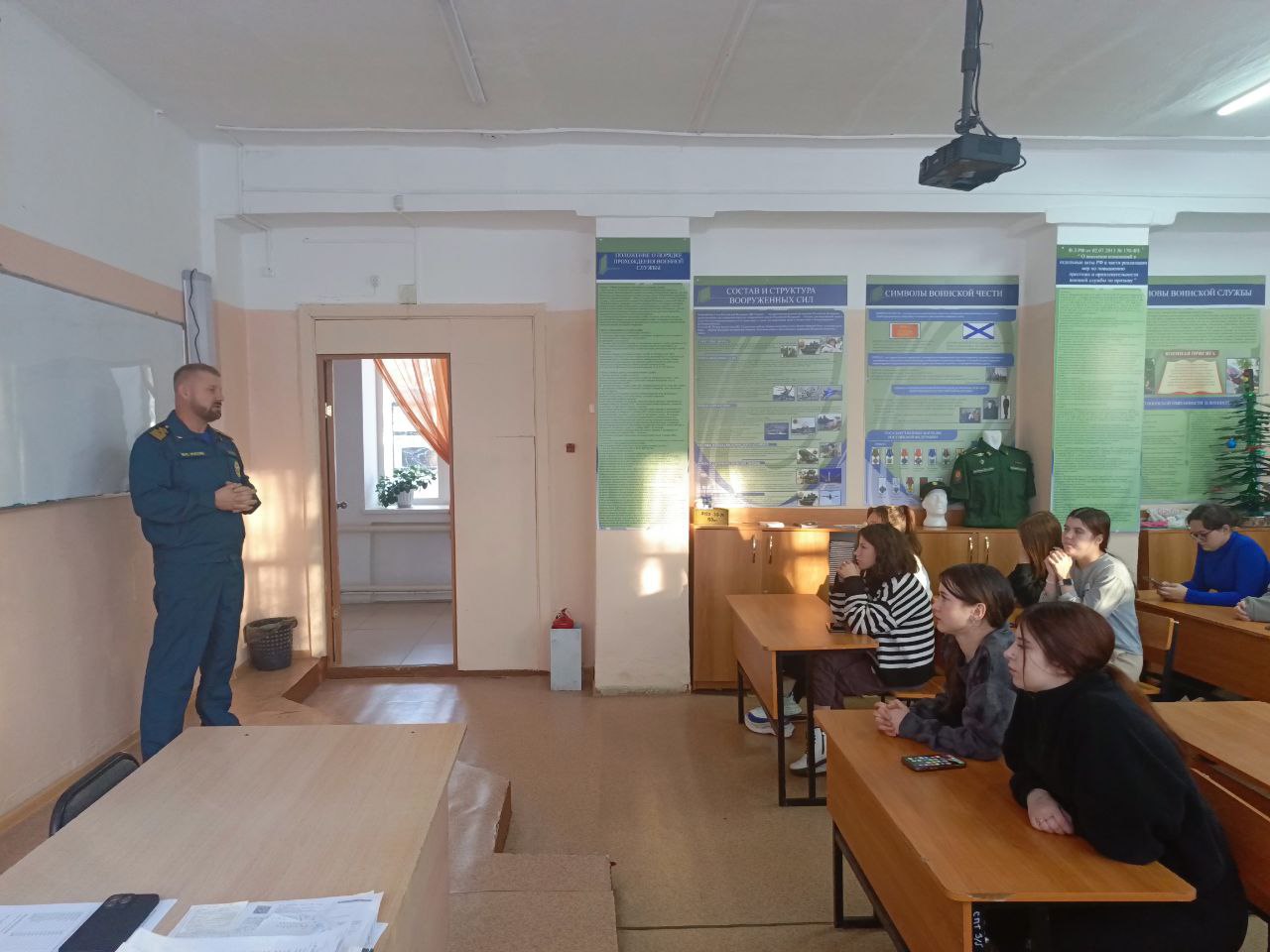 В Солнечном районе инспектор ГИМС МЧС России напомнил студентам техникума об опасностях зимних водоемов зимой В Солнечном районе инспектор ГИМС МЧС России напомнил студентам техникума об опасностях зимних водоемов зимой