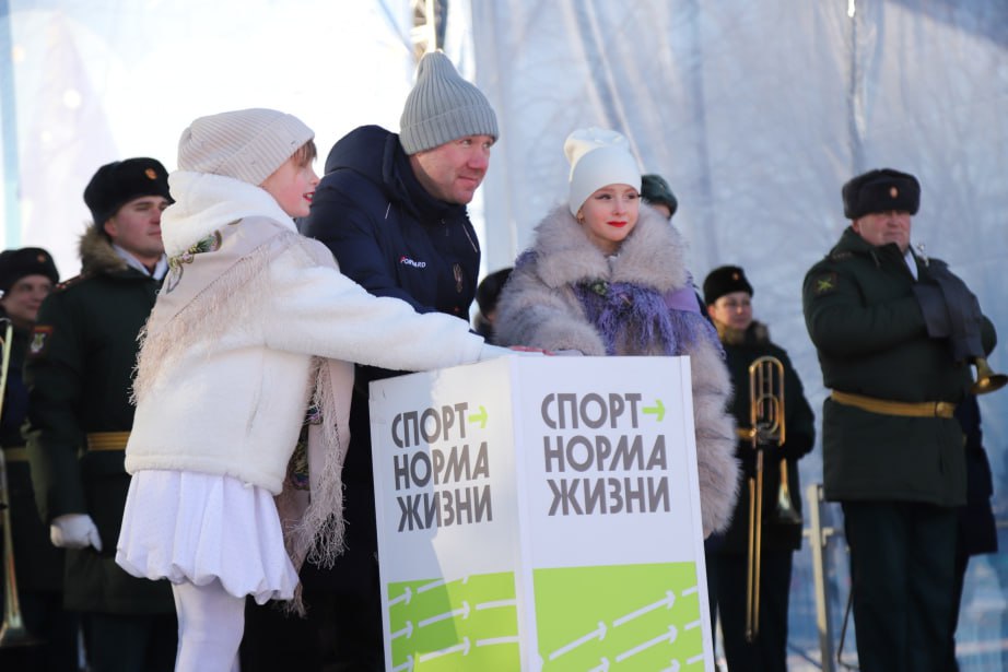 Самый большой на Дальнем Востоке каток открылся на набережной Хабаровска Самый большой на Дальнем Востоке каток открылся на набережной Хабаровска