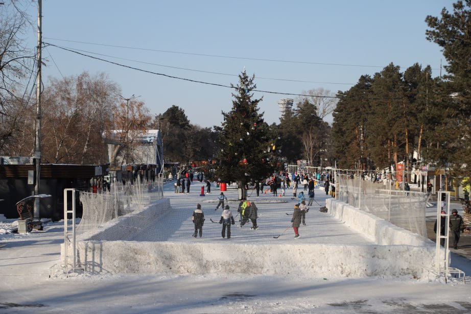 Самый большой на Дальнем Востоке каток открылся на набережной Хабаровска Самый большой на Дальнем Востоке каток открылся на набережной Хабаровска