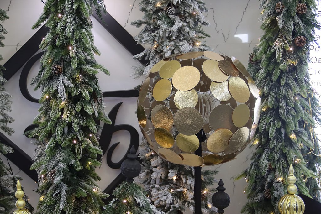 Торговые площадки Хабаровска продолжают украшать к Новому году Торговые площадки Хабаровска продолжают украшать к Новому году