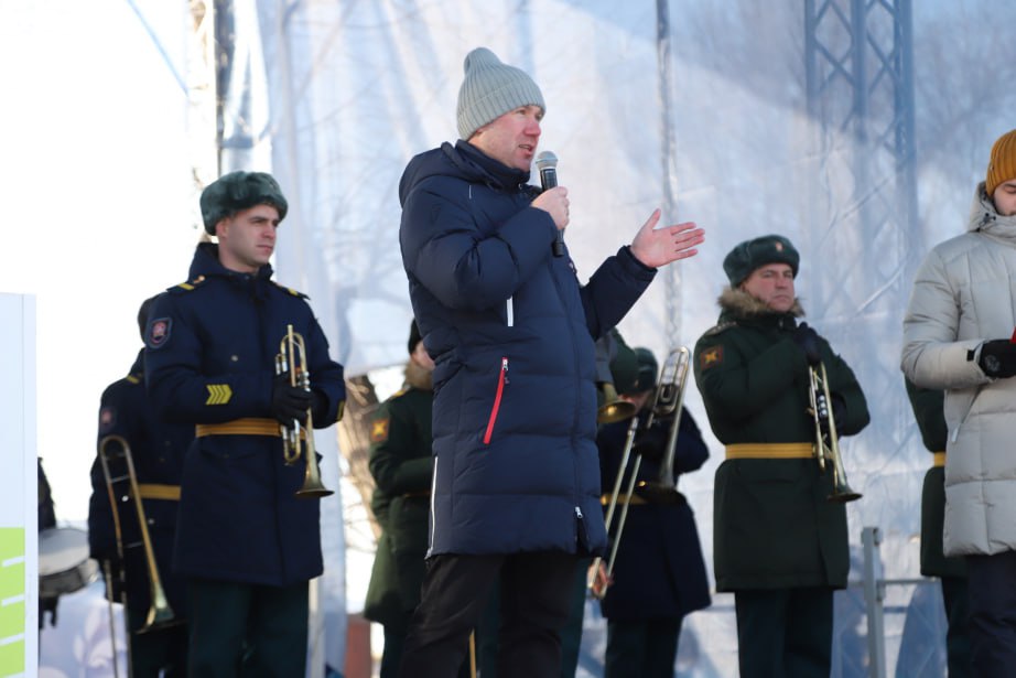 Самый большой на Дальнем Востоке каток открылся на набережной Хабаровска Самый большой на Дальнем Востоке каток открылся на набережной Хабаровска