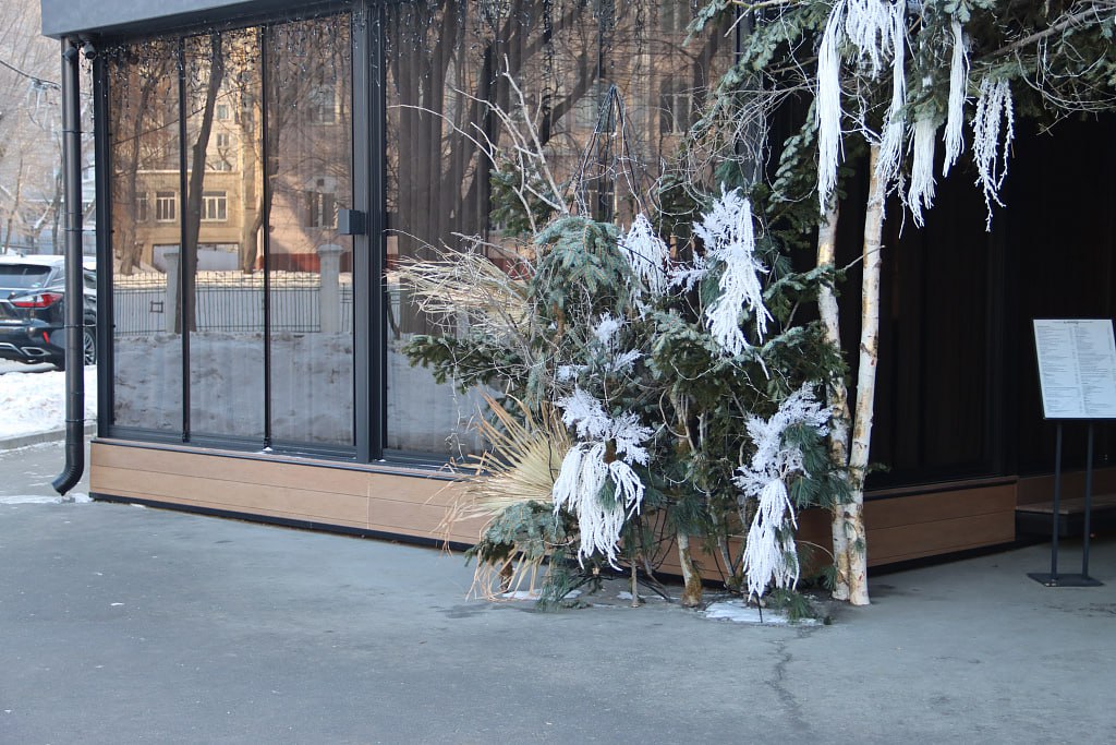 Торговые площадки Хабаровска продолжают украшать к Новому году