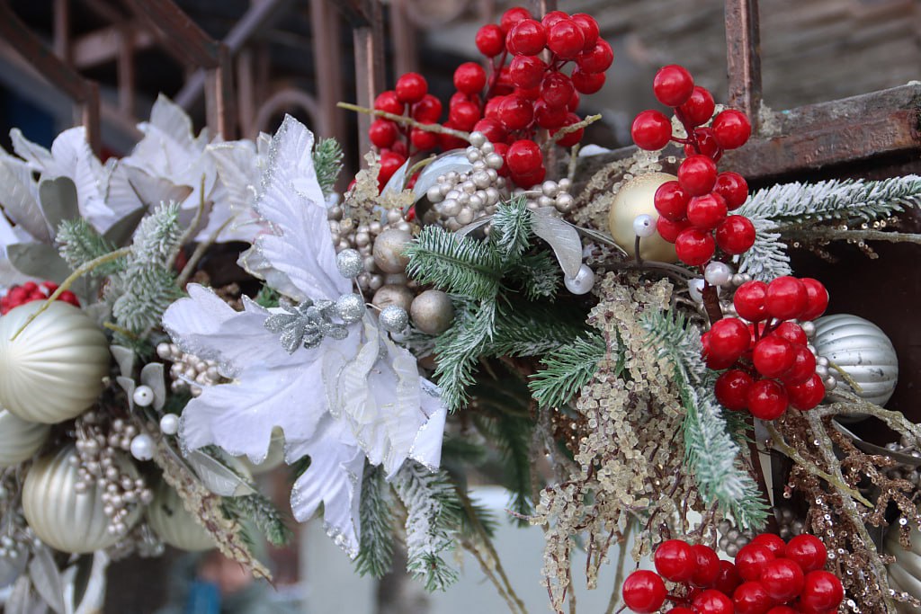 Торговые площадки Хабаровска продолжают украшать к Новому году Торговые площадки Хабаровска продолжают украшать к Новому году