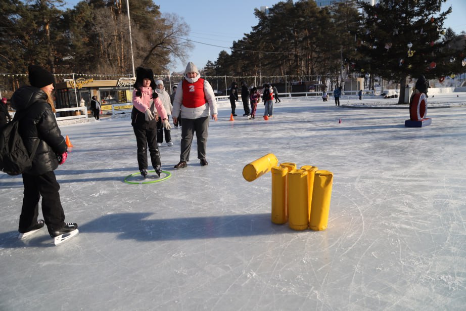 Самый большой на Дальнем Востоке каток открылся на набережной Хабаровска Самый большой на Дальнем Востоке каток открылся на набережной Хабаровска