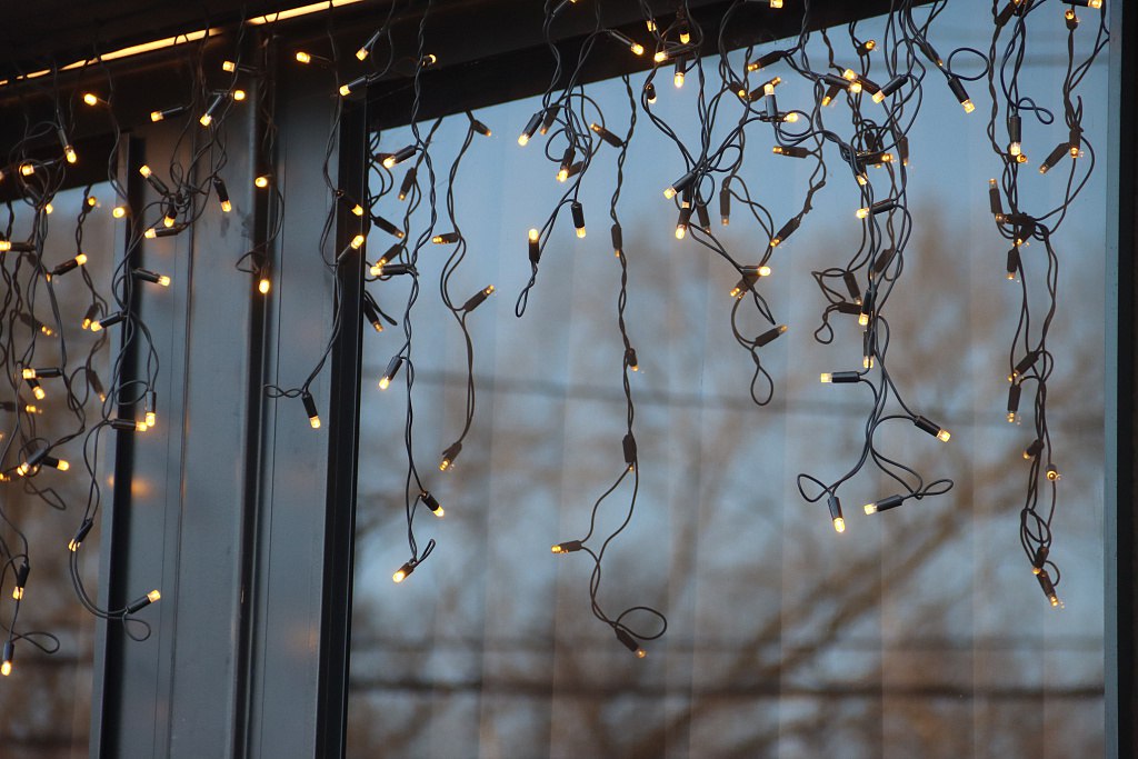 Торговые площадки Хабаровска продолжают украшать к Новому году Торговые площадки Хабаровска продолжают украшать к Новому году