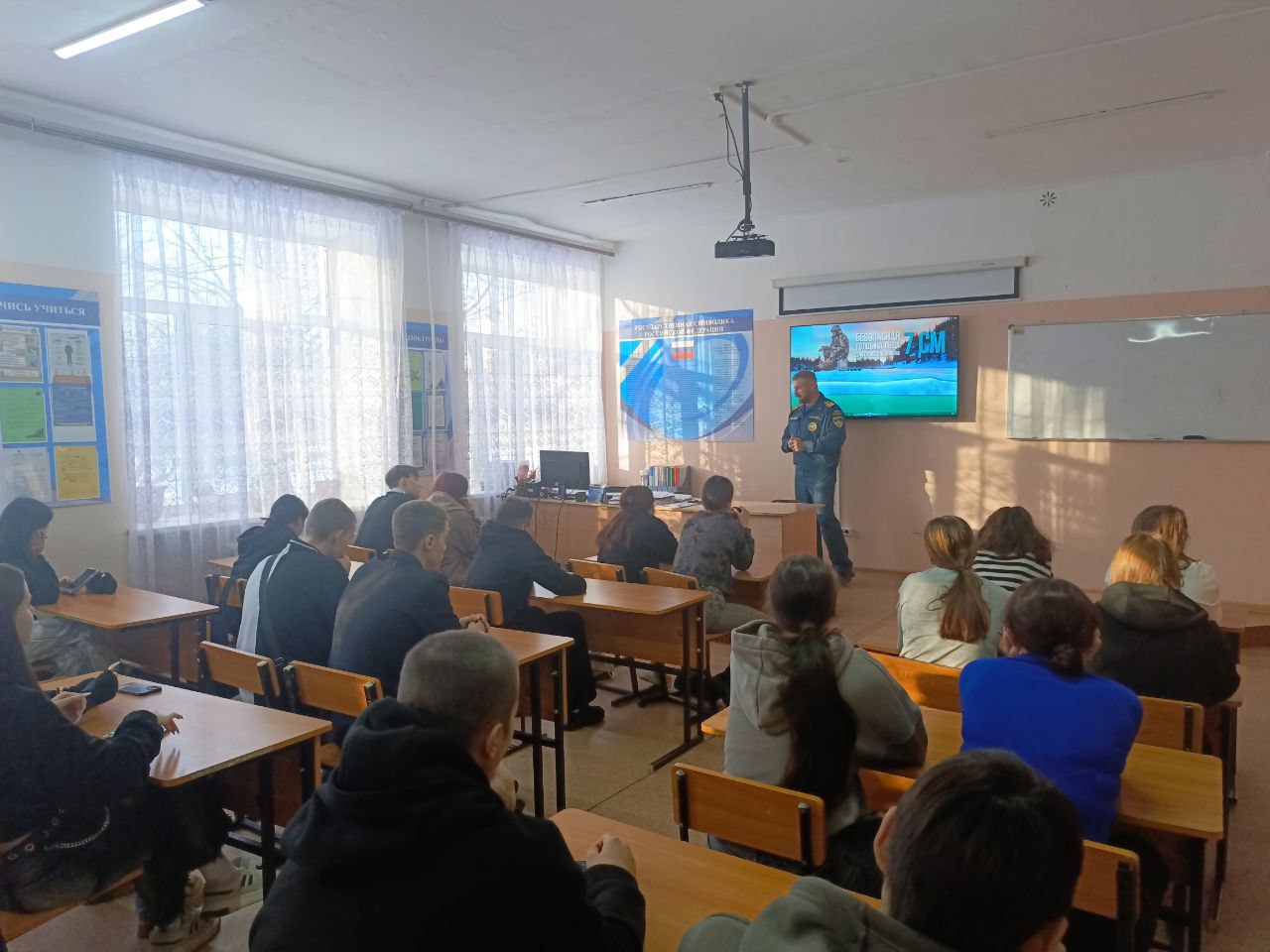 В Солнечном районе инспектор ГИМС МЧС России напомнил студентам техникума об опасностях зимних водоемов зимой В Солнечном районе инспектор ГИМС МЧС России напомнил студентам техникума об опасностях зимних водоемов зимой