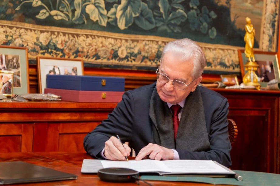 Губернатор Дмитрий Демешин и директор Государственного Эрмитажа Михаил Пиотровский подписали соглашение о сотрудничестве Губернатор Дмитрий Демешин и директор Государственного Эрмитажа Михаил Пиотровский подписали соглашение о сотрудничестве