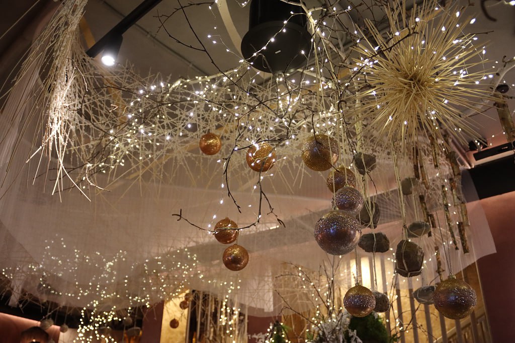 Торговые площадки Хабаровска продолжают украшать к Новому году Торговые площадки Хабаровска продолжают украшать к Новому году