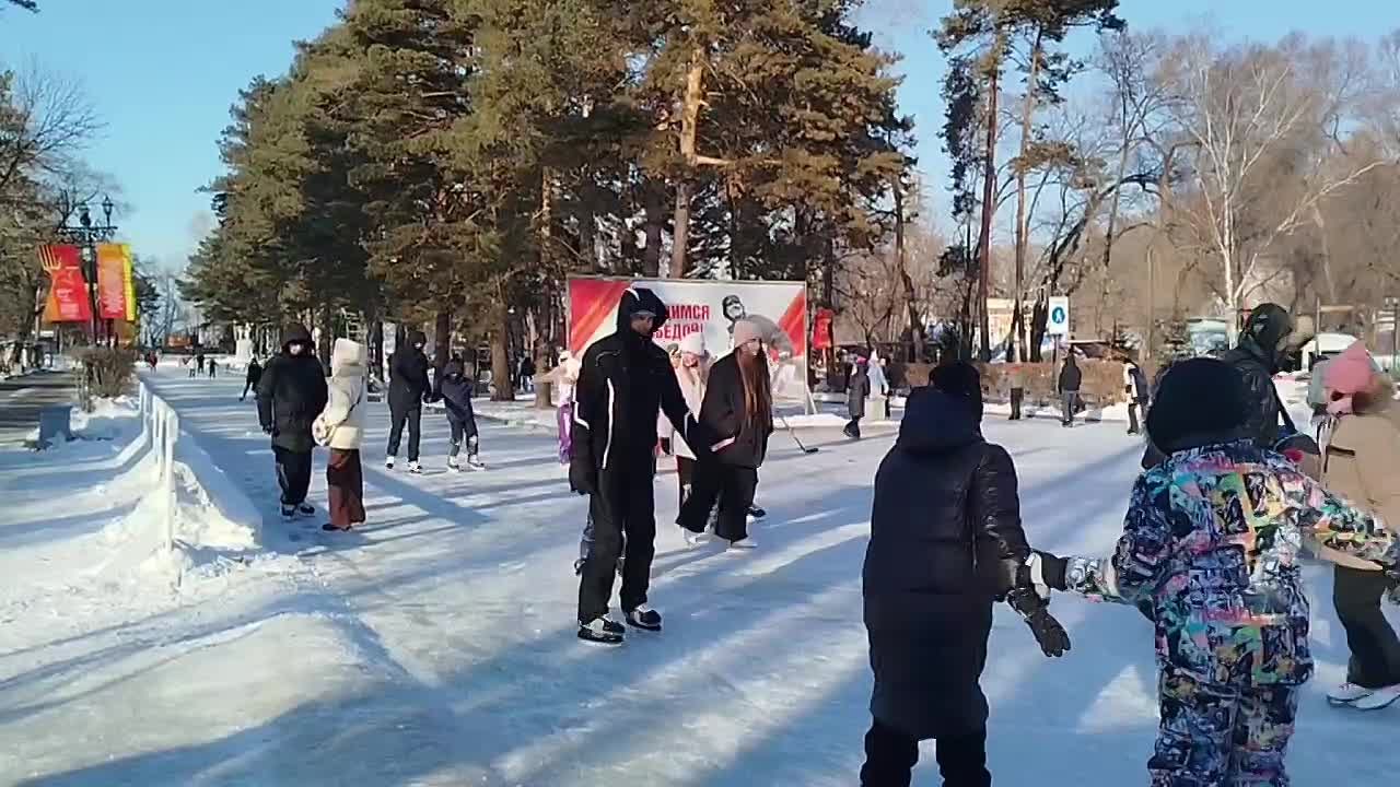 Жителей и гостей Хабаровска приглашают на самый большой бесплатный открытый каток на Дальнем Востоке, который открылся сегодня на набережной